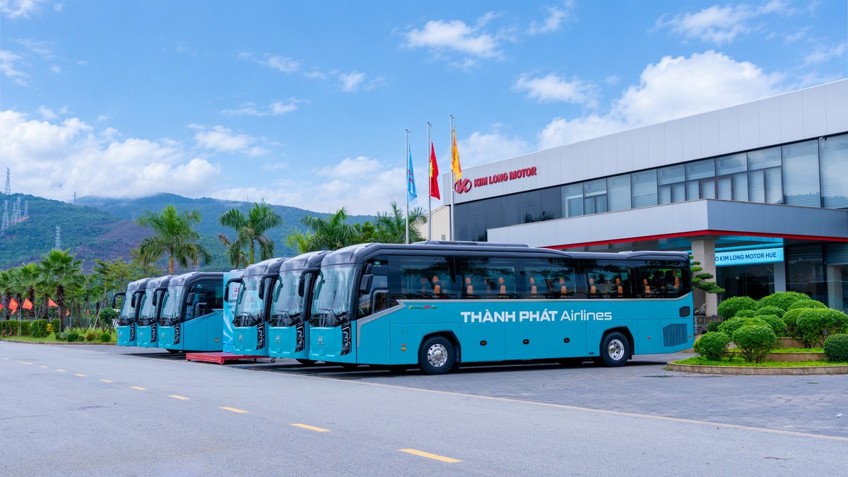 Đoàn xe bus KIMLONG99-N29 của Thành Phát Airlines trước Kim Long Motor Huế